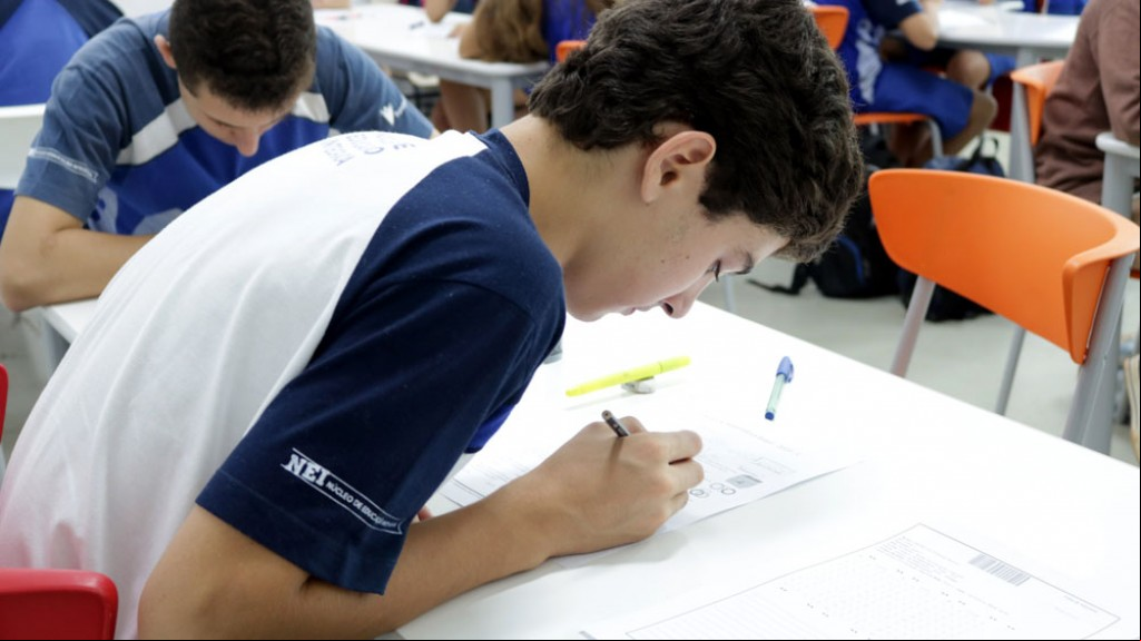 Educação - Alunos do NEI participam do Concurso Canguru de Matemática